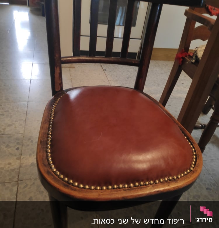 כיסא עץ עם ריפוד עור חום ומסמרים דקורטיביים